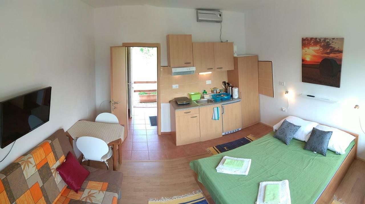 Apartmaji Suhorje ภายนอก รูปภาพ