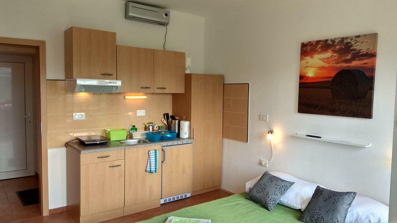Apartmaji Suhorje ภายนอก รูปภาพ